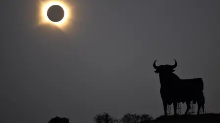 La corona solar resplandece mientras la Luna oculta totalmente el Sol durante la fase de totalidad del eclipse solar total, visto desde San Asensio, en la región de La Rioja.