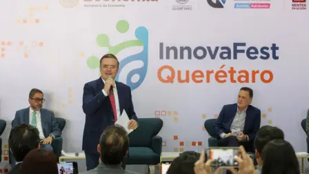 El secretario de Economía, Marcelo Ebrard, entregó a KIO el distintivo Hecho en México.