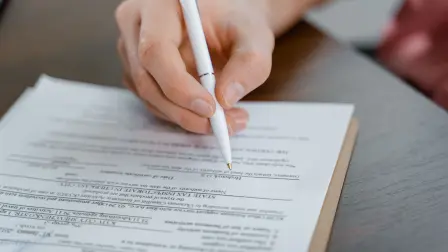 Una persona puede constituir un fideicomiso antes de morir, transferir sus bienes y establecer la forma en que serán administrados y distribuidos.