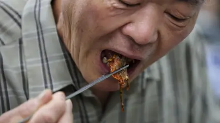Durante décadas, los tres días de verano considerados los más calurosos del año figuraban entre los de mayor actividad para los restaurantes de carne de perro de Corea del Sur, ya que los comensales buscaban alimentos tradicionales que aumentaran la resistencia para soportar el calor. 

Para más información del tema, visita: 
https://www.eleconomista.com.mx/internacionales/corea-sur-vive-ultima-temporada-carne-perro-prohibicion-febrero-20260814-828288.html

¡Síguenos en nuestras redes sociales para mantenerte informado! 

Twitter: https://twitter.com/eleconomista 
Facebook: https://www.facebook.com/ElEconomista.mx 
Instagram: https://www.instagram.com/eleconomistamx 
LinkedIn: https://www.linkedin.com/company/el-economista/ 

#ElEconomista #EETV