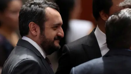 Andrés Manuel López Beltrán enfrenta críticas de dirigentes del PRI, PAN y Movimiento Ciudadano luego de que Estados Unidos revocara su visa. La presidenta Claudia Sheinbaum calificó la medida como política e injerencista.