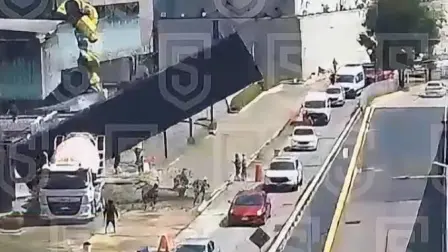 Una estructura metálica cayó sobre una camioneta frente a Paseo Interlomas, en Huixquilucan, Estado de México; una mujer murió en el accidente.