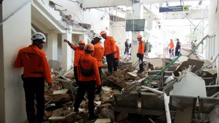 Equipos de rescate inspeccionan un edificio gravemente dañado en el puerto de L. Say tras un terremoto en Maumere, Sikka, provincia de Nusa Tenggara Oriental, Indonesia.