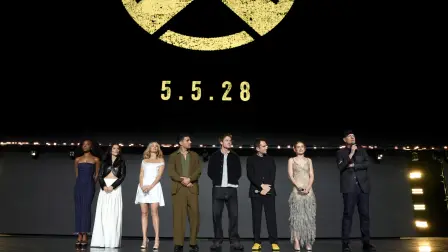 (De izquierda a derecha) Maya Boyd, Inde Navarrette, Samara Weaving, Christopher Abbott, Kit Connor, Jake Schreier, Sadie Sink, y Kevin Feige, presidente de Marvel Studios.