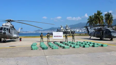La Marina aseguró alrededor de 1.9 toneladas de presunta cocaína durante una operación en aguas del Pacífico, al suroeste de Zihuatanejo, Guerrero. Foto: Cortesía Semar