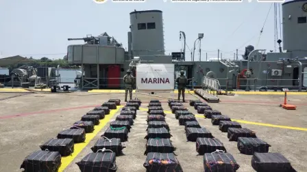 Elementos de la Secretaría de Marina aseguraron 54 bultos con más de 1.6 toneladas de presunta cocaína frente a las costas de Michoacán. Foto: Secretaría de Marina.
