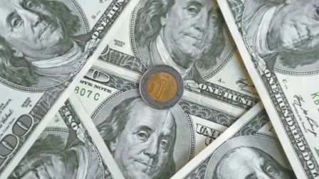 El peso retrocedió marginalmente, incapaz todavía de romper la barrera de 17 por dólar, en un mercado que espera información sobre política monetaria.