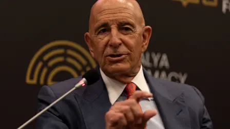 El enviado especial de Estados Unidos para Siria y embajador en Turquía, Tom Barrack, participa en una sesión del Foro de Diplomacia de Antalya, en Antalya.