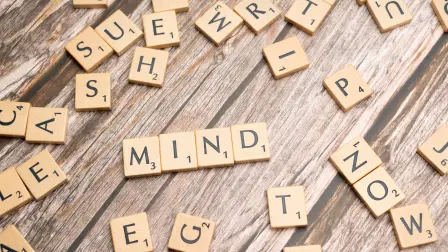 Los juegos de mesa estimulan la memoria, la atención, la estrategia y la interacción social, habilidades que contribuyen a mantener activo el cerebro.