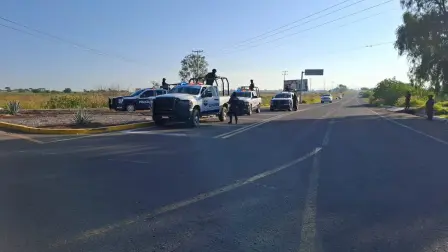 Elementos de seguridad mantienen un operativo en carreteras de Michoacán para restablecer la circulación tras los bloqueos registrados este miércoles.