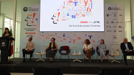 Teresa Vicencia en la presentación del programa de FIL Monterrey.