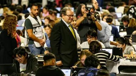 El rector de la UNAM, Leonardo Lomelí Vanegas, inspeccionó la aplicación del examen de control, de los aspirantes a la universidad en el Palacio de los Deportes.