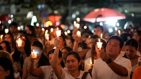 Personas asisten a una vigilia con velas en memoria de las víctimas del terremoto del 10 de agosto, en Cali, Colombia.