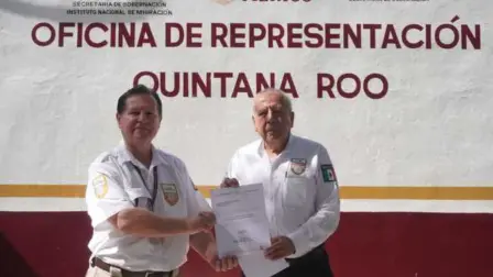 Carlos Manuel Bandala González y Francisco Garduño Yáñez, cuando el primero tomó protesta como titular de la Oficina de Representación (OR) del INM en Quintana Roo.