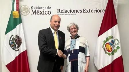 La subsecretaria para América Latina y el Caribe de México, Raquel Serur, y el viceministro de Relaciones Exteriores del Perú, Eric Anderson Machado.