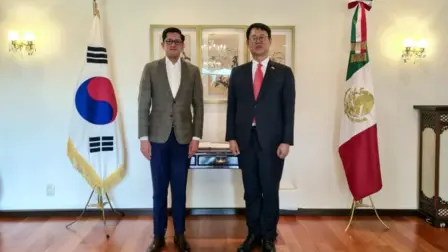 El canciller Roberto Velasco y el embajador de Corea del Sur en México, Lee Jooil.