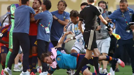 La Comisión Disciplinaria de la FIFA sancionó a la Asociación de Fútbol de Argentina (AFA) con una multa de 321.000 dólares, por el comportamiento de los jugadores de su selección, que enarbolaron un lienzo por la disputa de las islas Malvinas tras el triunfo sobre Inglaterra en el pasado Mundial de Fútbol.