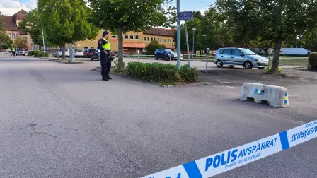 Un agente de policía asegura el lugar donde varias personas resultaron heridas en una escuela secundaria sueca por una persona armada con una espada, en la escuela Brinell de Fagersta, en el centro de Suecia.