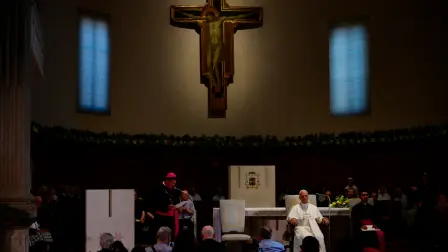 El papa León XIV asiste a un encuentro con enfermos, discapacitados y personas atendidas por Cáritas en la catedral de Rimini