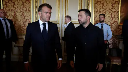 El presidente francés Emmanuel Macron conversa con el presidente ucraniano.