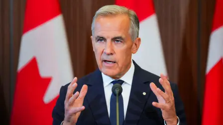 El primer ministro de Canadá, Mark Carney, habla con los medios de comunicación tras suspender las negociaciones comerciales con Estados Unidos.