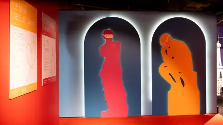 Las salas de The Selfie Experience recorren arte, moda, historia, luz y creatividad para reinterpretar el legado francés.