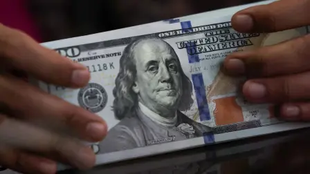 El peso mexicano retrocedió ante renovadas preocupaciones comerciales, y luego de la publicación de cifras del PIB y de la inflación de México.
