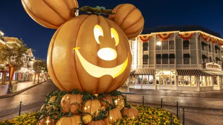 Halloween Time transforma Disneyland Resort hasta el 31 de octubre con atracciones temáticas, entretenimiento familiar y sabores que celebran la temporada otoñal.