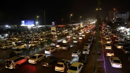 Vehículos en el tráfico de una calle de Bandar Abbas, Irán, el 25 de agosto de 2026. Foto: Reuters