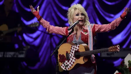 Dolly Parton actúa en el escenario de ACL Live durante el evento Dollyverse de Blockchain Creative Labs en SXSW, en 2022