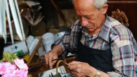Los adultos mayores necesitan seguir trabajando, pero lo hacen en la informalidad.