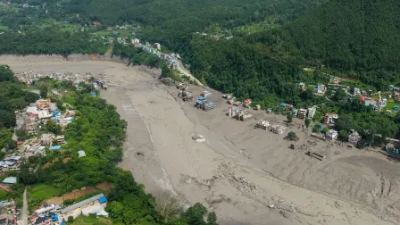 Equipos de rescate trabajan entre el lodo y los escombros tras las inundaciones y deslaves registrados en la frontera entre Nepal y China.