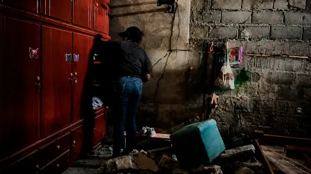 Luz Yaciris Córdoba busca algunas de sus pertenencias en su antiguo, el único mueble que permaneció intacto después del colapso de su habitación y la mitad de su vivienda en Quibdó.