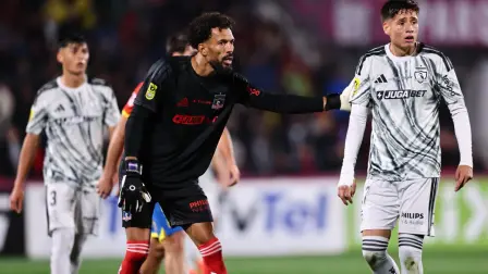 Colo Colo's Cape Verdean goalkeeper Vozinha (L) looks on during the Copa Chile football match between Colo Colo and Union Espanola at the Nacional Stadium in Santiago on August 26, 2026. (Photo by Javier TORRES / AFP)