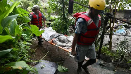 El personal de rescate transporta el cuerpo de una víctima que falleció tras las inundaciones repentinas en Nepal.