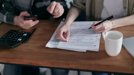 Según los expertos, cuando uno de los dos está endeudado, puede ocasionar problemas a la relación, especialmente si tienen metas financieras en común.