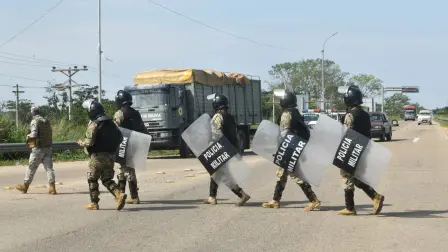 Police and military personnel patrol a highway connecting with Cochabamba and La Paz to prevent road blockades near Yapacani, Santa Cruz, Bolivia on August 25, 2026. Farmers across Bolivia announced protests and bloackades against the increase of diesel prices. (Photo by Rodrigo URZAGASTI / AFP)