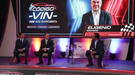Mauricio Juárez, editor de Código VIN de El Economista,; Eugenio Grandio, Presidente de la Electro Movilidad Asociación México. y Esaú Ponce, coeditor de Código VIN de El Economista.