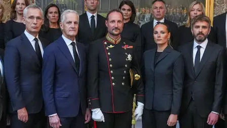 El rey Haakon de Noruega y la princesa heredera Ingrid Alexandra posan con el primer ministro Jonas Gahr Støre y los ministros del gabinete durante una reunión extraordinaria del Consejo de Ministros en el Palacio Real, tras el fallecimiento del rey Harald, en Oslo (Noruega).