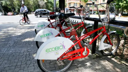 Las cifras no cuentan toda la historia, pero dicen mucho. El sistema de Ecobici de la Ciudad de México acumula 140 millones de viajes en 16 años de historia, a un costo promedio de un peso por viaje. Es un logro extraordinario, respaldado en satisfacción históricamente por las encuestas que se hacen a los usuarios.