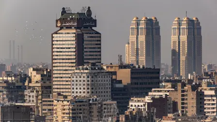 Rascacielos comercial (izquierda) que alberga la moderna sede del Banque Misr (Banco de Egipto).