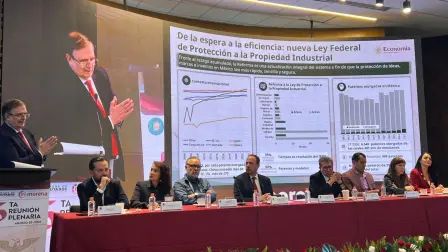 Marcelo Ebrard, secretario de Economía, al participar en la quinta reunión plenaria del partido Morena.