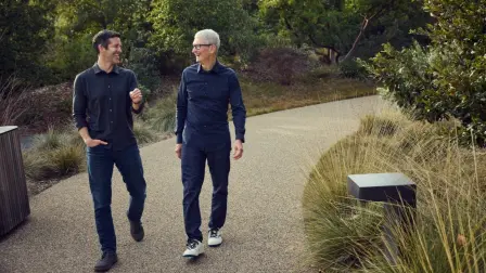 El nuevo CEO de Apple, John Ternus, junto a Tim Cook. Foto: Europa Press.