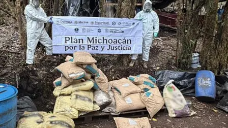 Fuerzas federales inhabilitaron un laboratorio clandestino en Zitácuaro, Michoacán, donde aseguraron casi dos toneladas de metanfetamina y sustancias químicas.