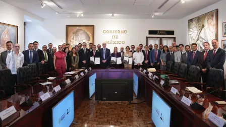 Gasolineros acudieron a Palacio Nacional para firmar la ampliación del acuerdo.