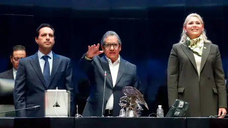 El senador morenista Higinio Martínez tomó protesta como presidente de la Mesa Directiva en el Senado de la República.