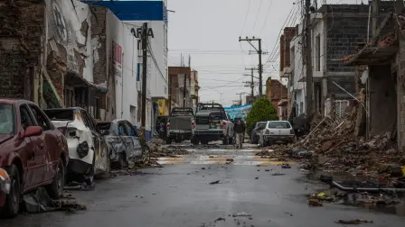 Vehículos dañados por la explosión del coche bomba.