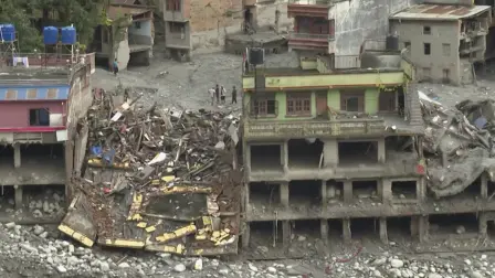 El balance provisional del devastador deslave ocurrido la semana pasada en el Himalaya superó el martes la barrera de los 1.000 muertos, mientras los equipos de rescate siguen buscando entre el barro y los escombros a posibles supervivientes.