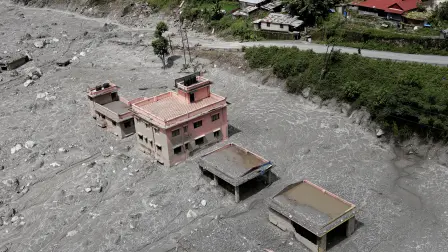 Deslaves en Nepal y China.