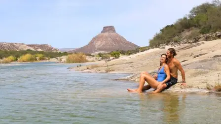Turistas extranjeros disfrutando de la Poza del Cantil, cerca del Cerro del Pilón, BCS.